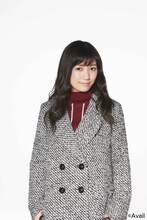 “レディモード系”コーディネートの渡辺麻友。