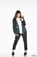 “大人ガーリー系”コーディネートの渡辺麻友。