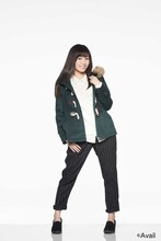 “大人ガーリー系”コーディネートの渡辺麻友。