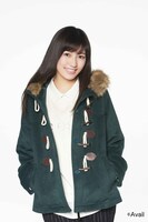 “大人ガーリー系”コーディネートの渡辺麻友。