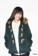 “大人ガーリー系”コーディネートの渡辺麻友。