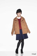 “レトロカジュアル系”コーディネートの渡辺麻友。