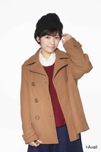 “レトロカジュアル系”コーディネートの渡辺麻友。