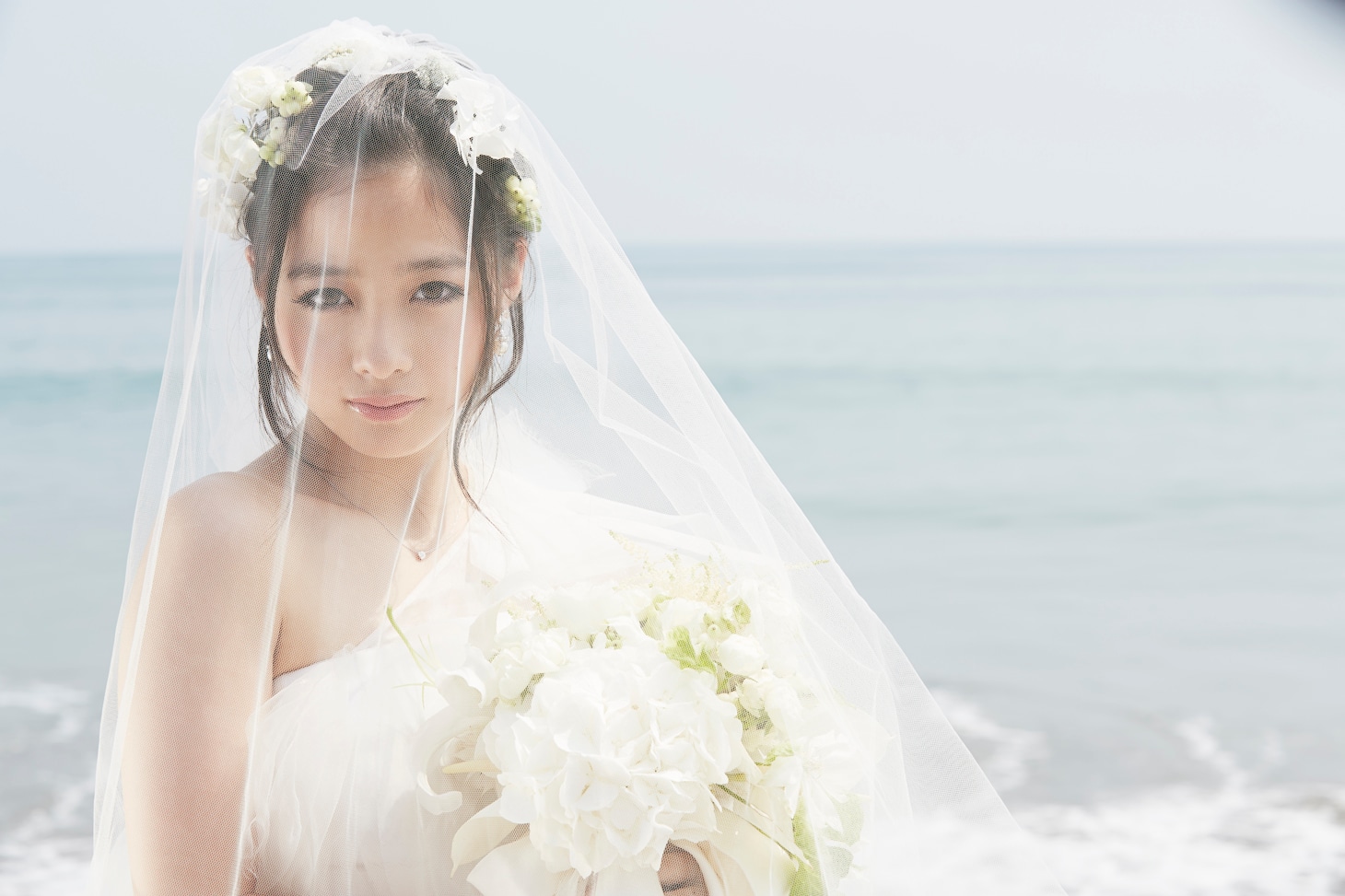 今週の人気画像1位は「橋本環奈『両親に内緒で』ウエディング衣装に」から、橋本環奈1st写真集「Little Star～KANNA15～」より、ウエディングドレス姿の橋本環奈。