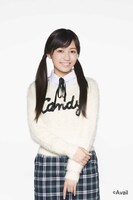 “スクールガール系”コーディネートの渡辺麻友。