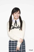 “スクールガール系”コーディネートの渡辺麻友。