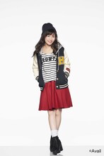 “ストリートMIX系”コーディネートの渡辺麻友。