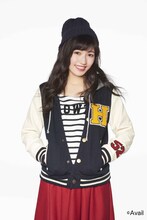 “ストリートMIX系”コーディネートの渡辺麻友。