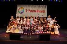 「T-Palette Records感謝祭2014」大阪公演参加グループによる記念撮影の様子。