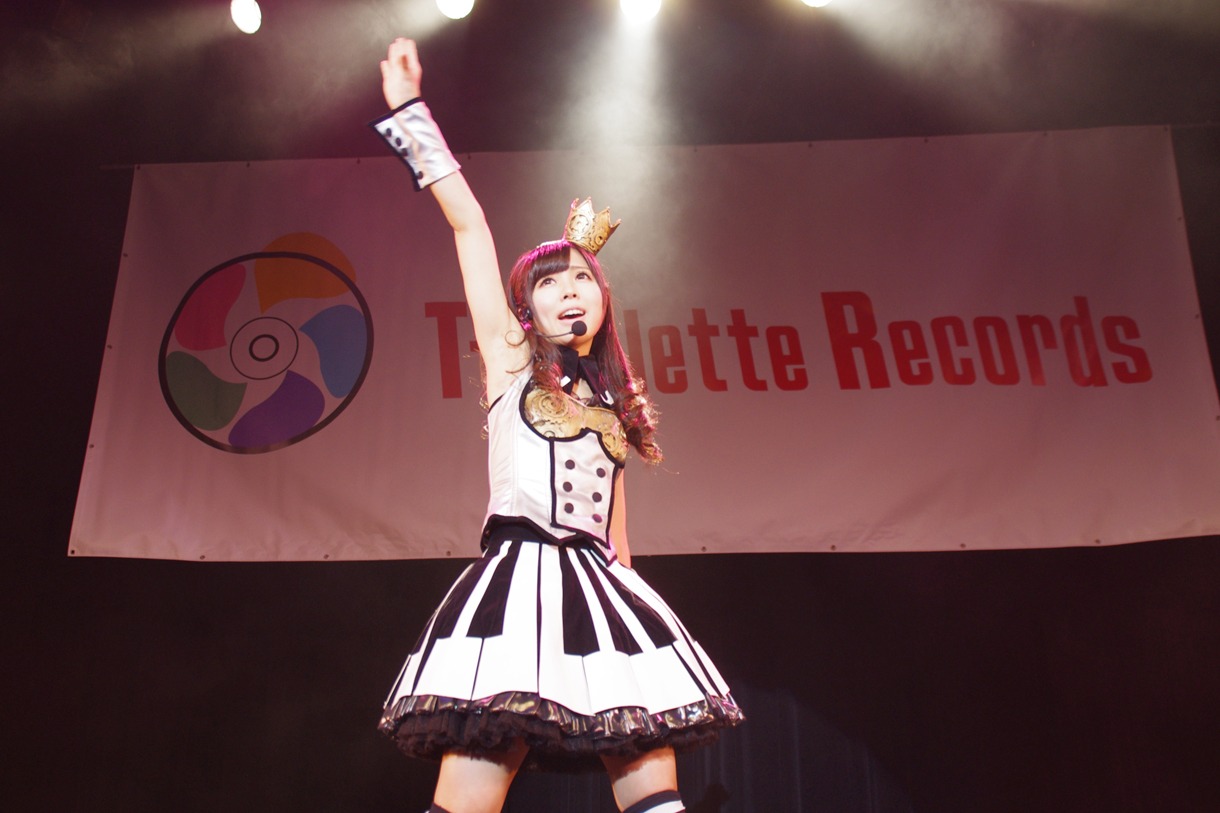 amihimeによるライブの様子。