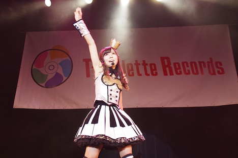 amihimeによるライブの様子。