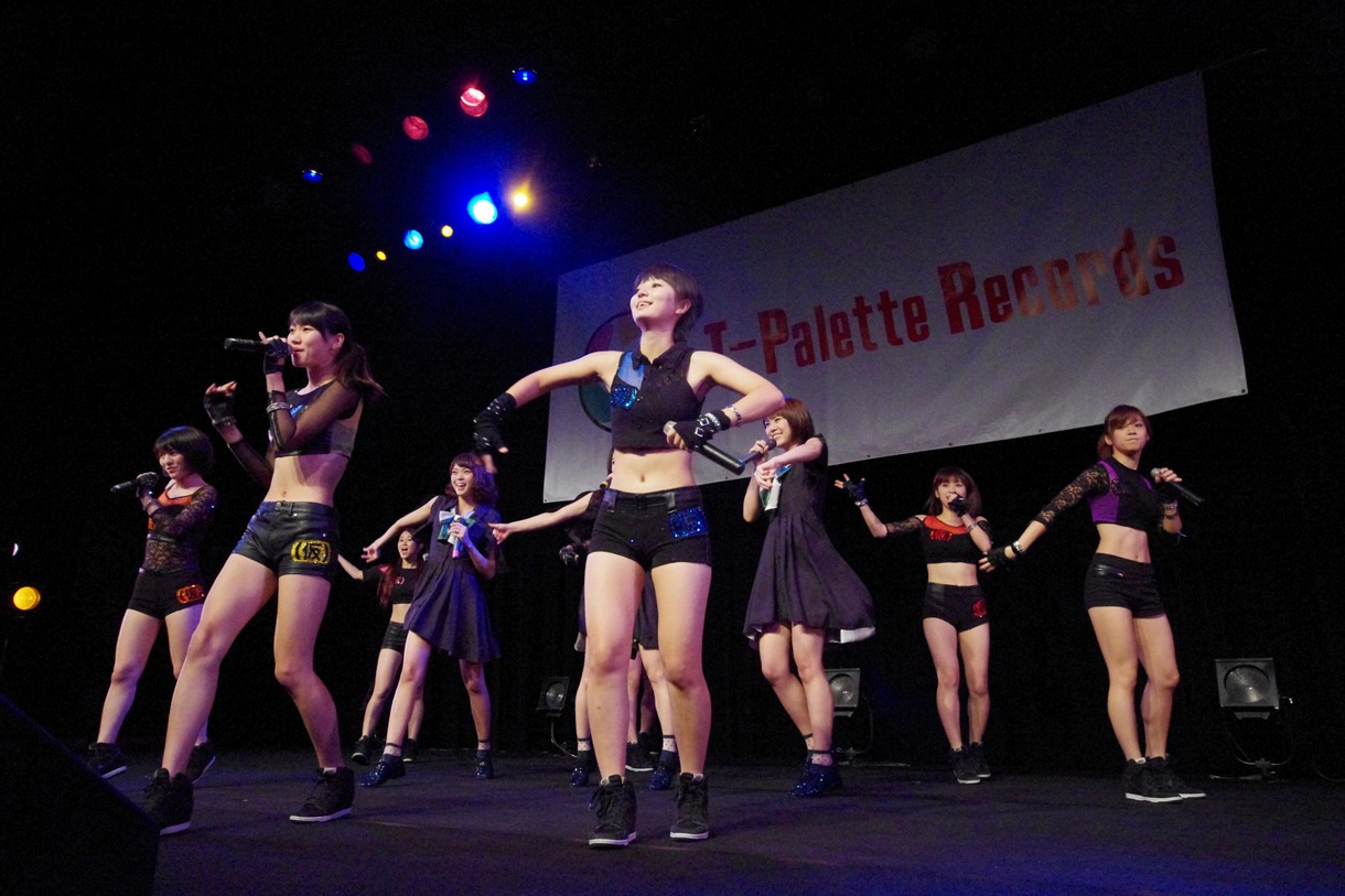 Negiccoとアップアップガールズ（仮）によるコラボユニット「ネギネギガールズ（仮）」によるライブの様子。