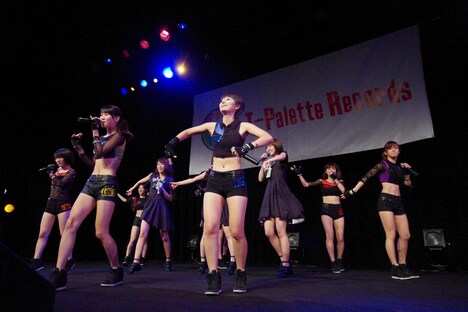 Negiccoとアップアップガールズ(仮)によるコラボユニット「ネギネギガールズ(仮)」によるライブの様子。