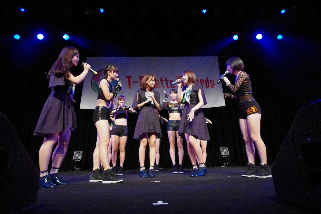 Negiccoとアップアップガールズ（仮）によるコラボユニット「ネギネギガールズ（仮）」によるライブの様子。