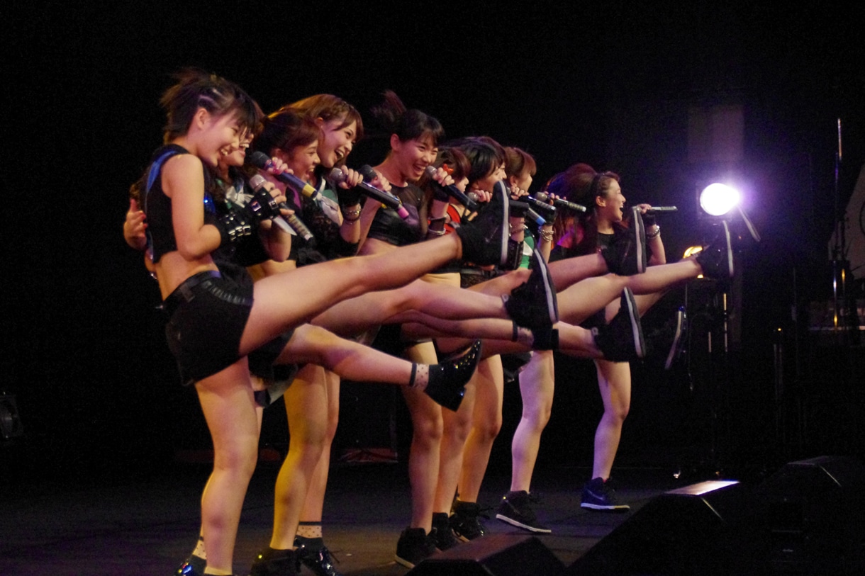 Negiccoとアップアップガールズ（仮）によるコラボユニット「ネギネギガールズ（仮）」によるライブの様子。