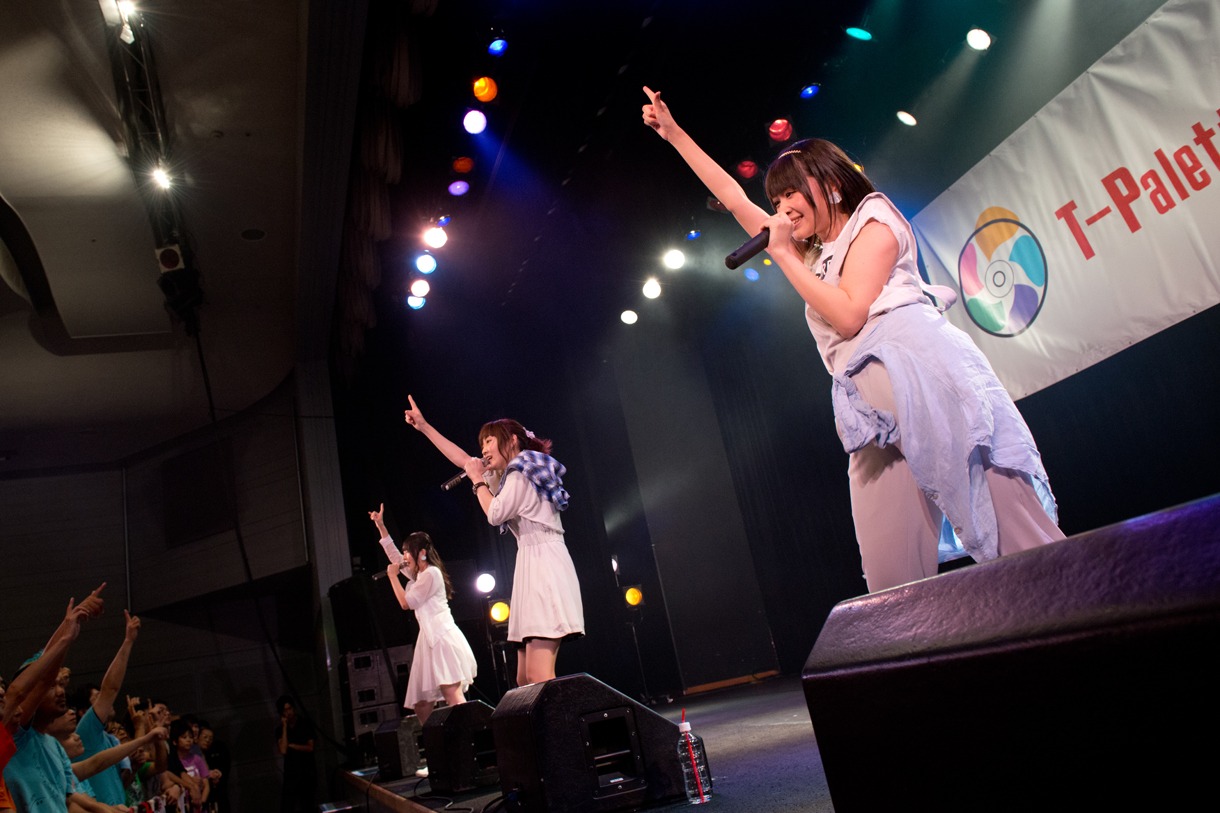ワンリルキスによるライブの様子。