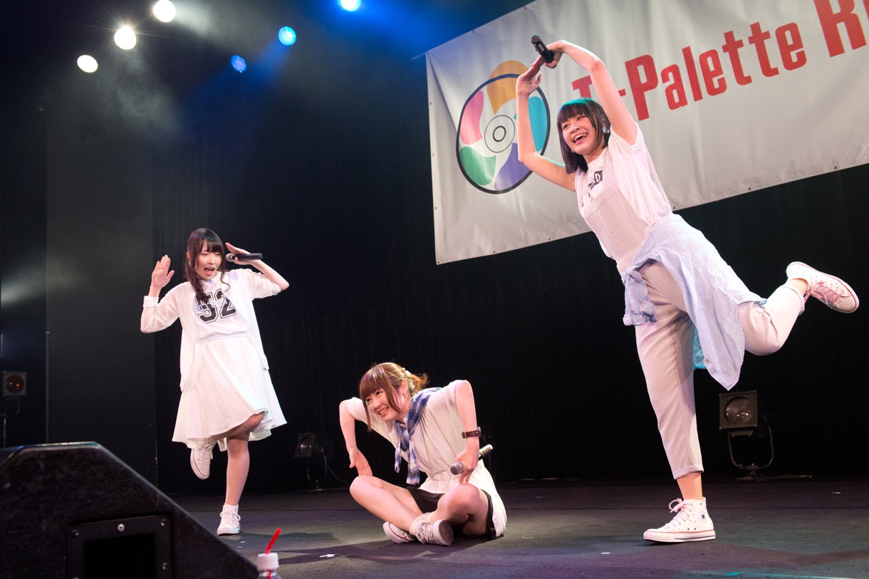ワンリルキスによるライブの様子。