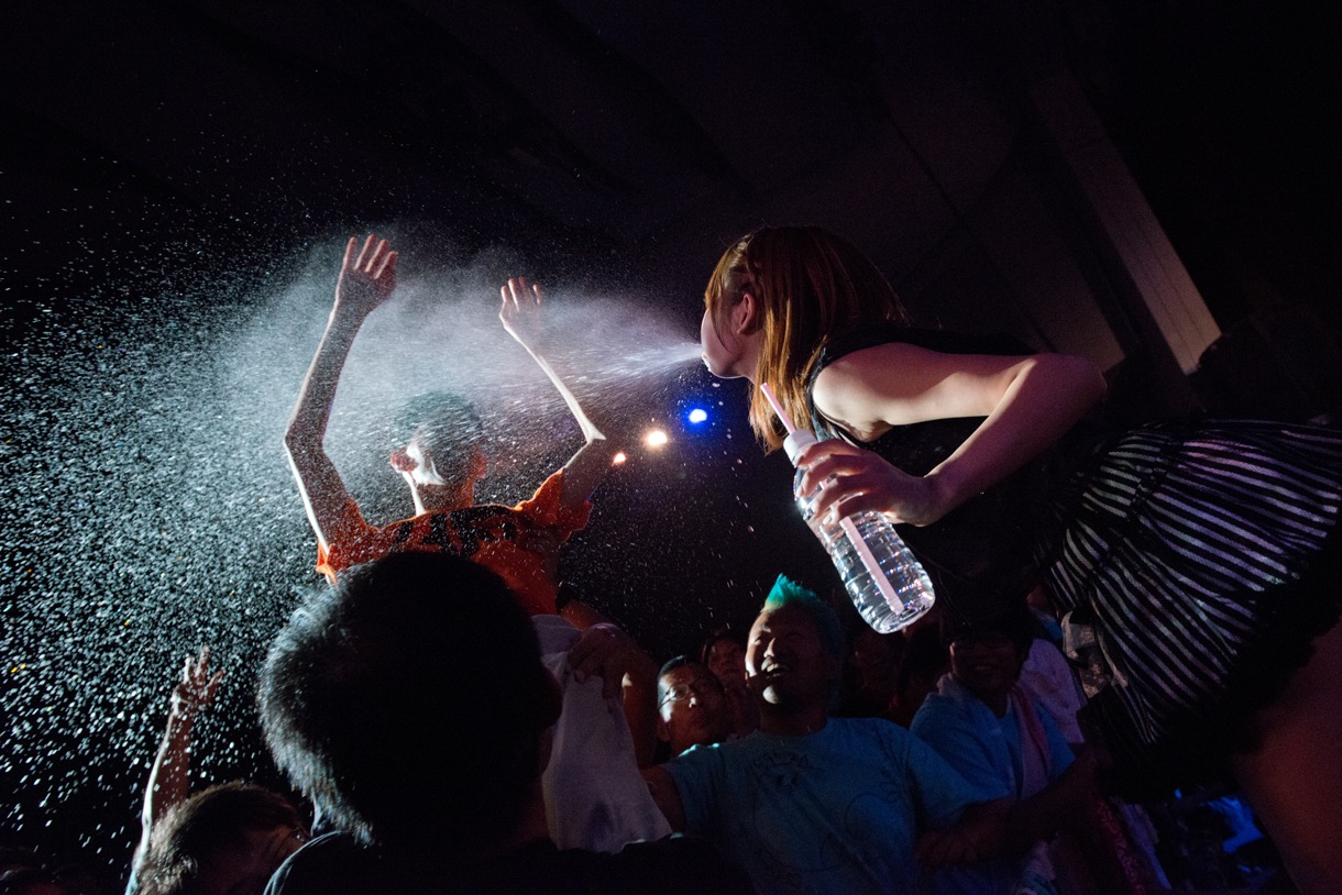 しず風＆絆～KIZUNA～によるライブの様子。