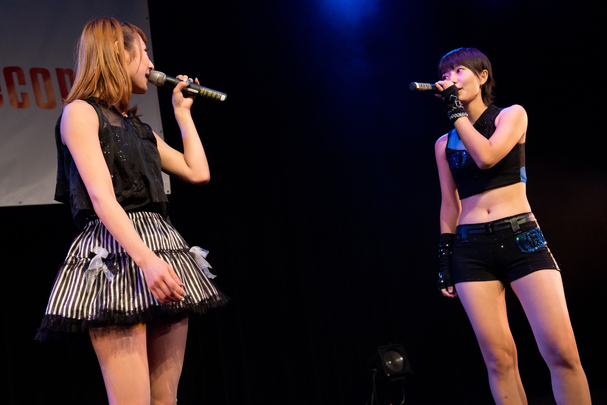 シャッフルユニットによるライブの様子。左から立花美空、新井愛瞳。