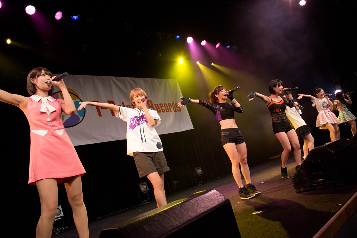 シャッフルユニットによるライブの様子。左からレナ、minan、佐藤綾乃、関根梓、藤村鼓乃美、上野天音、吉仲葵、深田聖奈。