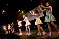 シャッフルユニットによるライブの様子。左からレナ、minan、佐藤綾乃、関根梓、藤村鼓乃美、上野天音、吉仲葵、深田聖奈。