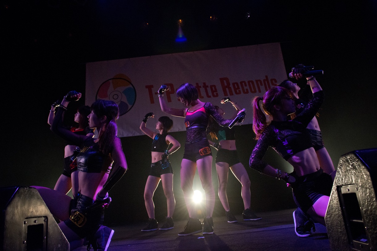 アップアップガールズ（仮）によるライブの様子。