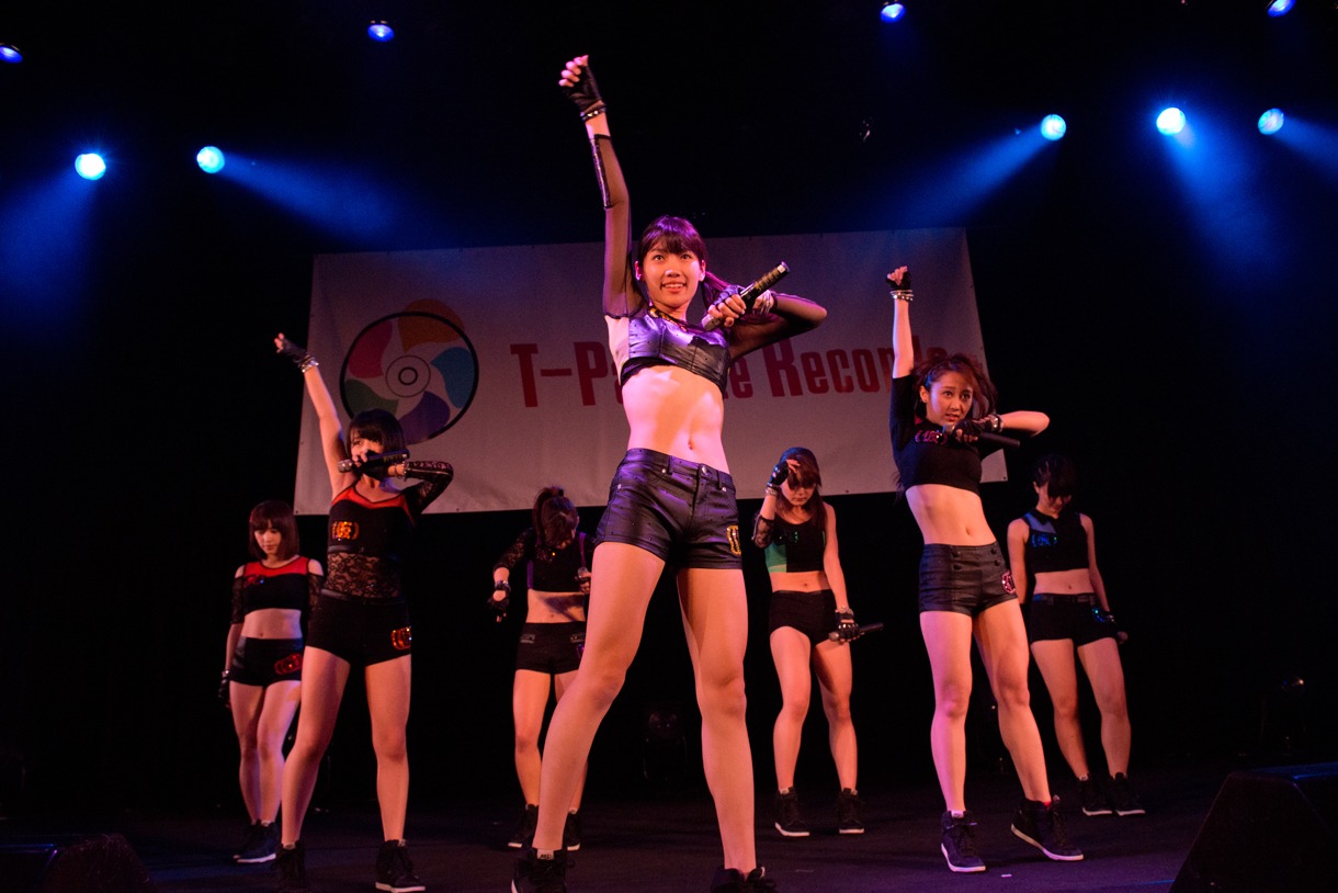 アップアップガールズ（仮）によるライブの様子。