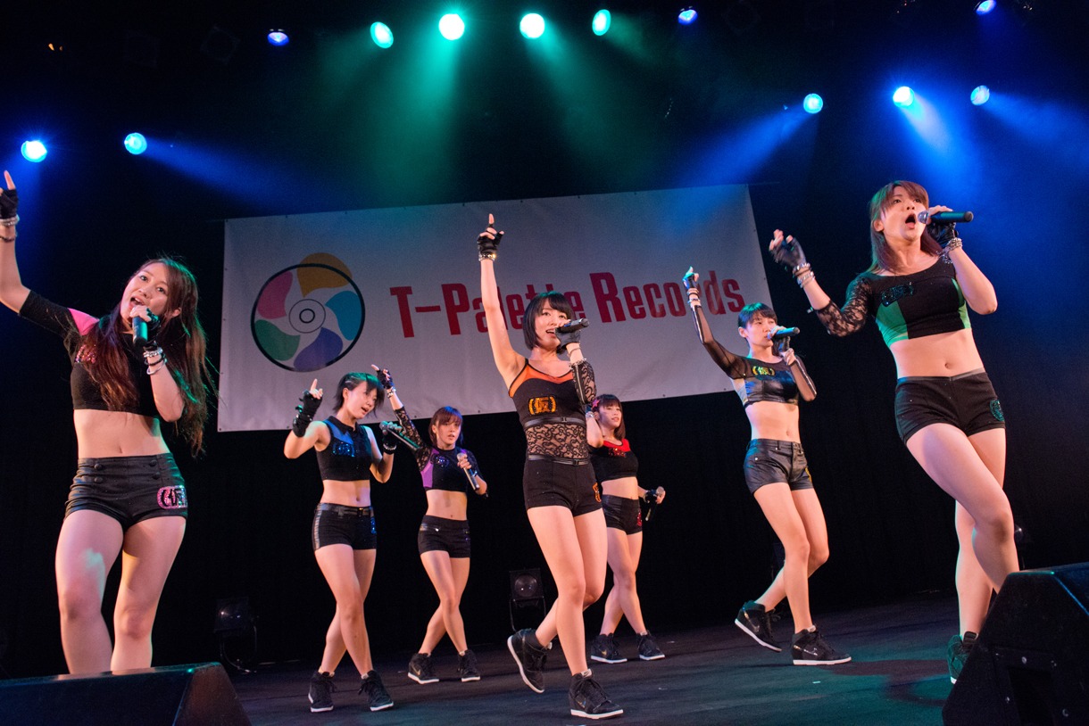 アップアップガールズ（仮）によるライブの様子。