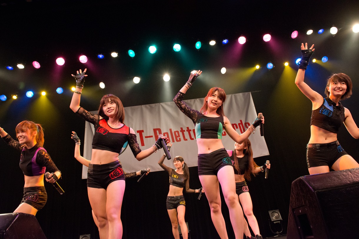 アップアップガールズ（仮）によるライブの様子。