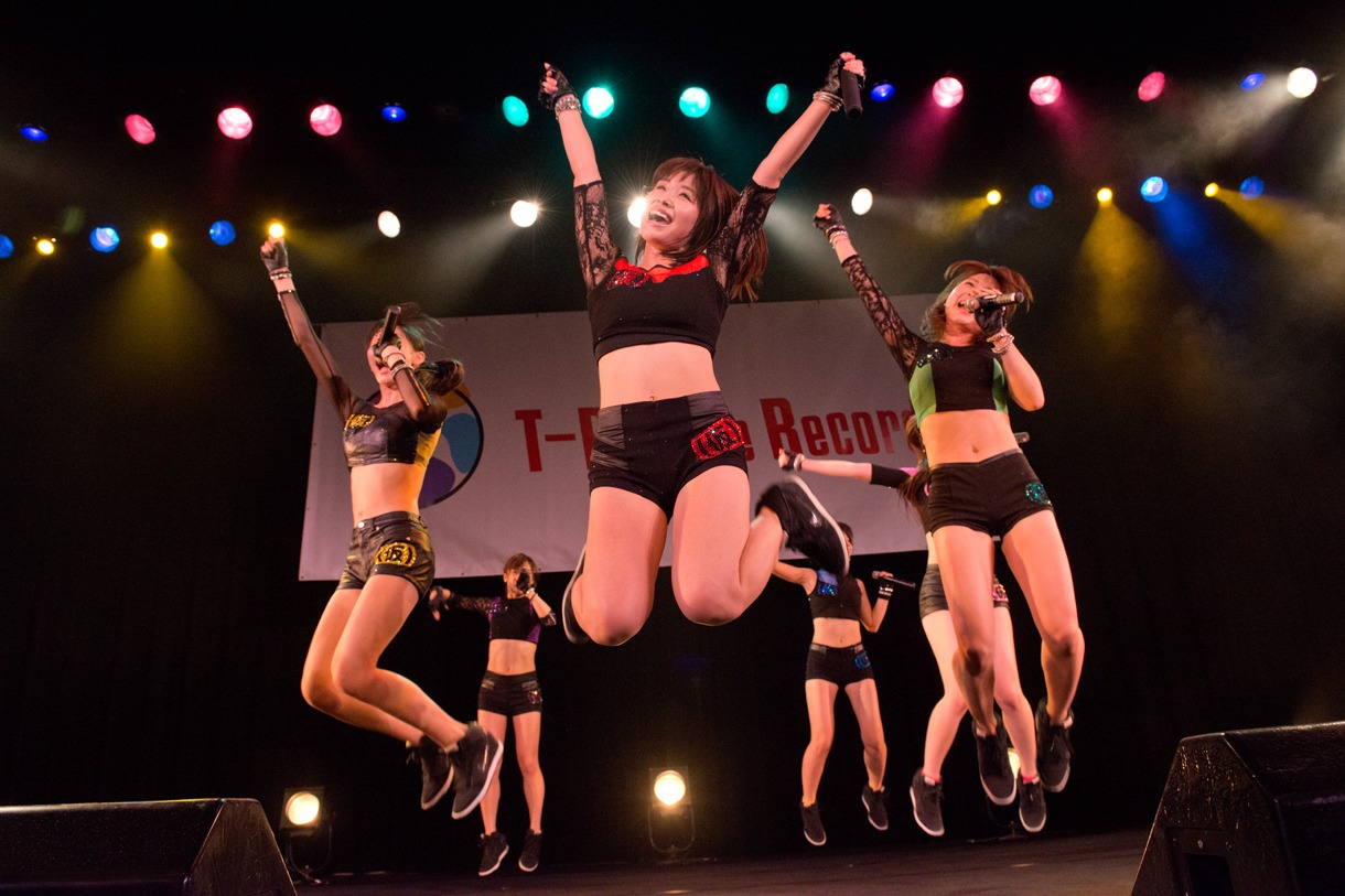 アップアップガールズ（仮）によるライブの様子。