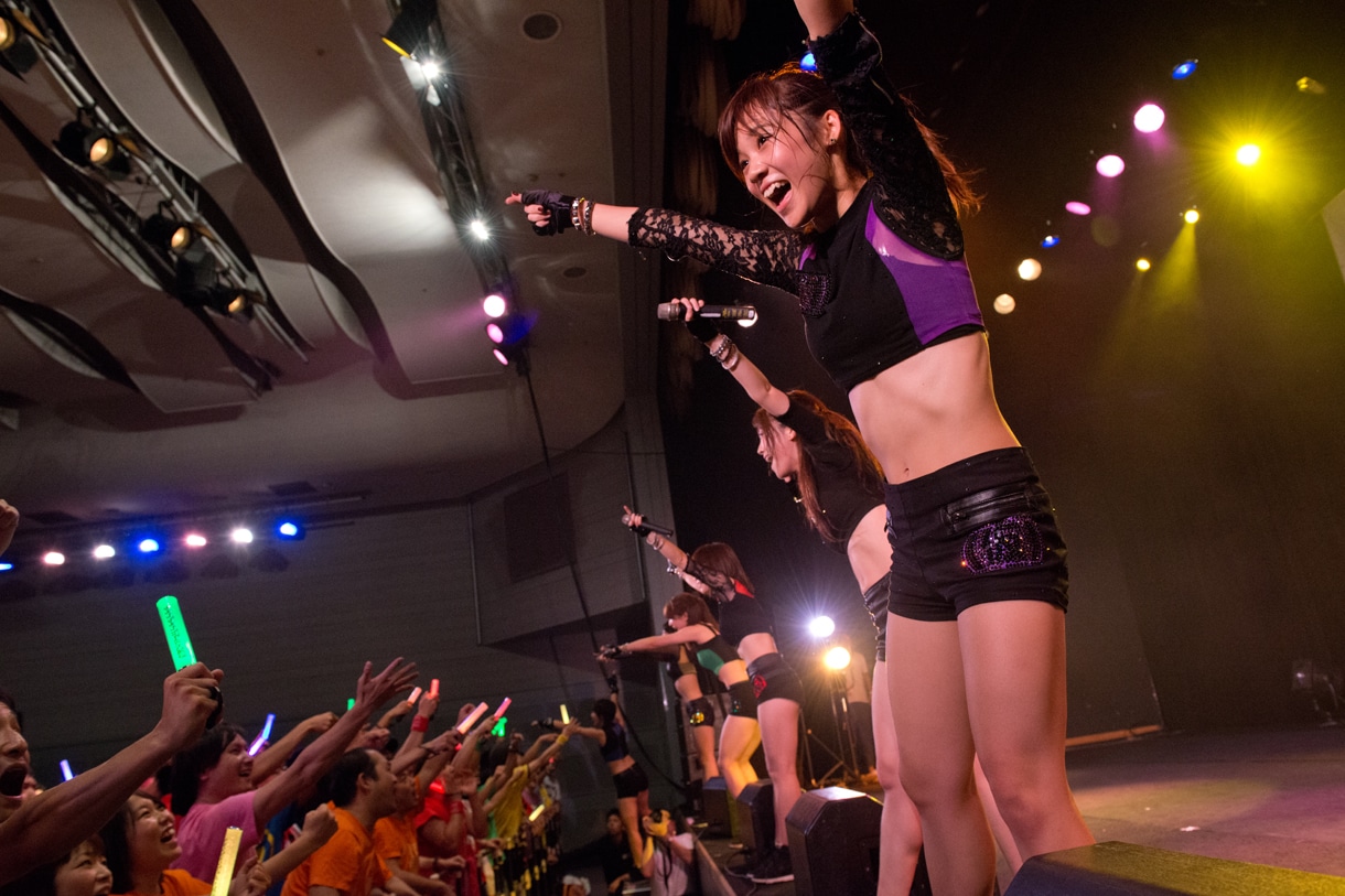 アップアップガールズ（仮）によるライブの様子。