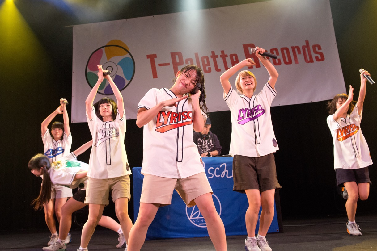 lyrical schoolによるライブの様子。