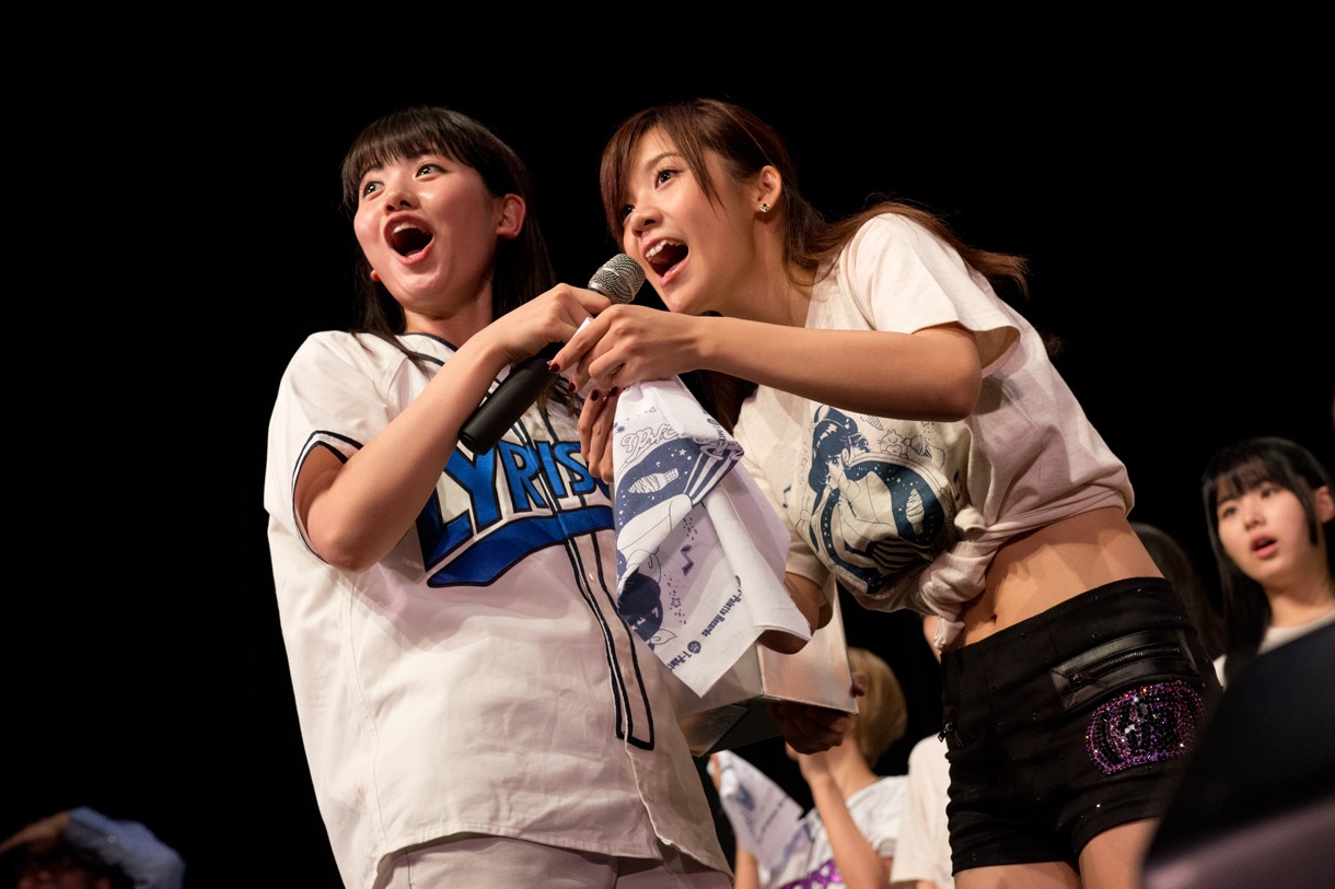 プレゼント当選者を読み上げるayaka、佐藤綾乃。