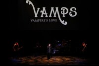 「ドラキュラZERO」試写会に登場したVAMPSのライブの様子。