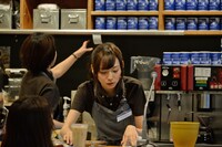 カウンターで接客業務をこなす新内眞衣。