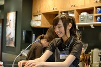 カウンターで接客業務をこなす新内眞衣。