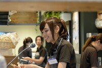 カウンターで接客業務をこなす新内眞衣。