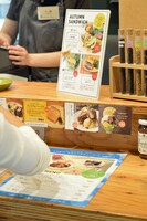 「乃木坂46 何度目の青空か？cafe in 丸の内」店内の様子。