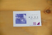 「乃木坂46 何度目の青空か？cafe in 丸の内」カフェマネージャー新内眞衣の名刺。