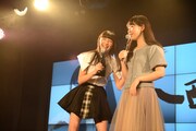 じゃれる山邊未夢（左）と小西彩乃（右）。