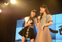 じゃれる山邊未夢（左）と小西彩乃（右）。