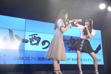 普段はメンバー5人で行う円陣を2人で行い気合いを入れる小西彩乃（左）と山邊未夢（右）。