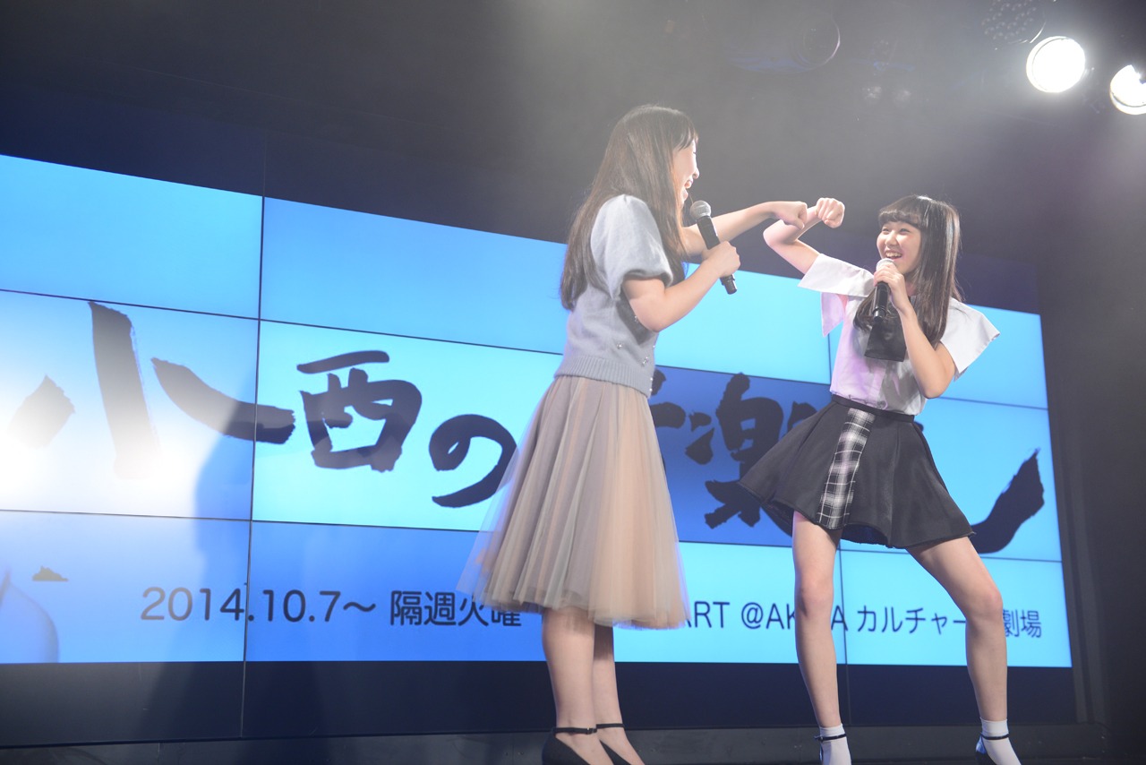 普段はメンバー5人で行う円陣を2人で行い気合いを入れる小西彩乃（左）と山邊未夢（右）。