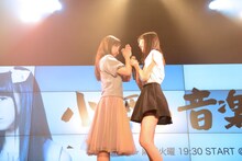 うまくハモれなかったことを謝罪する小西彩乃（左）。