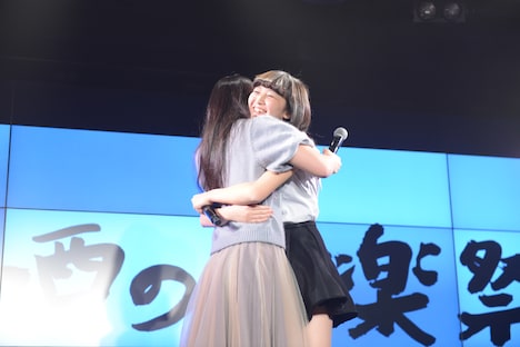 ステージ上で抱き合う小西彩乃（左）と山邊未夢（右）。