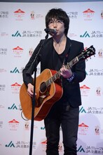 「同じ日々の繰り返し」を披露する高橋優。