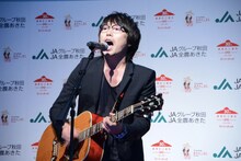 「同じ日々の繰り返し」を披露する高橋優。