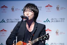 「同じ日々の繰り返し」を披露する高橋優。