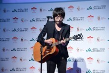 「同じ日々の繰り返し」を披露する高橋優。