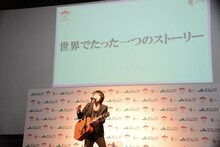 「同じ日々の繰り返し」を披露する高橋優。